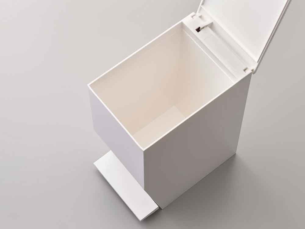 YAMAZAKI/towerのペダル式トイレポット。ABS樹脂製で容量約3.9リットル、スタイリッシュなデザイン。