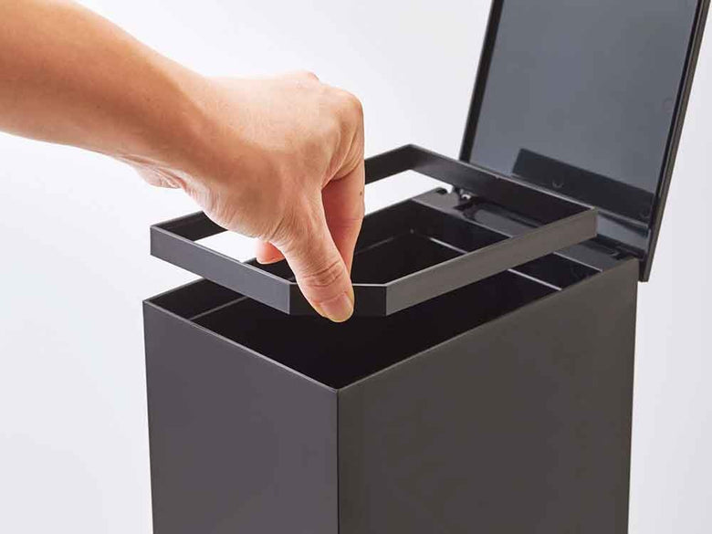 YAMAZAKI製タワー型ペダル式トイレポットが台座に置かれたデザイン展示。