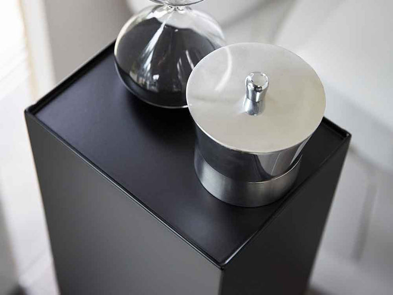 YAMAZAKI/towerのスリムトイレラックに銀色のガラス花瓶とセラミック花鉢が配置された静物写真