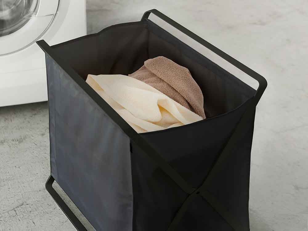 YAMAZAKI/towerの灰色手荷物収納ボックス。スチールフレームとポリエステル製バスケットで約32リットルの容量を持つ家庭用ランドリーバスケット