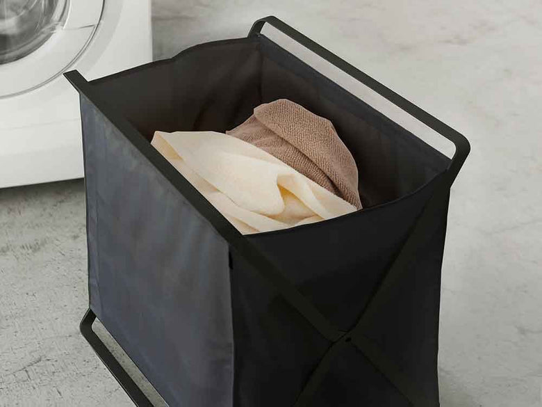 YAMAZAKI/towerの灰色手荷物収納ボックス。スチールフレームとポリエステル製バスケットで約32リットルの容量を持つ家庭用ランドリーバスケット