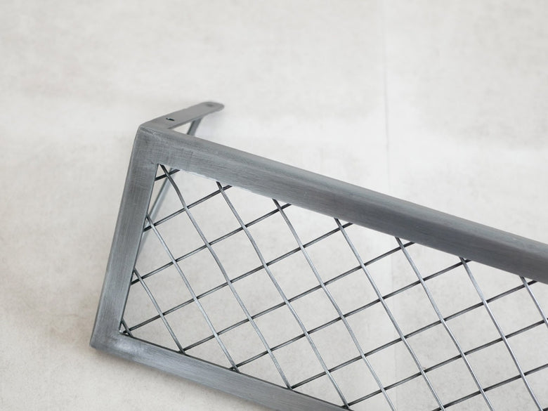 ポッシュリビングのグレーアイアンメッシュラック