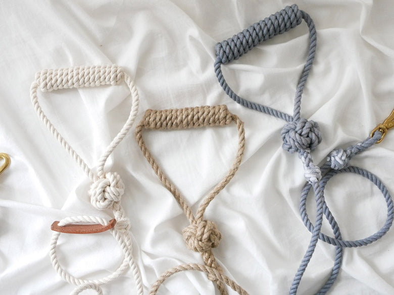 TOOLS FOR THE DOGブランドの手染めロープ製ドッグリーシュ。結び目と色むらが特徴で、小型から中型犬に適しています。