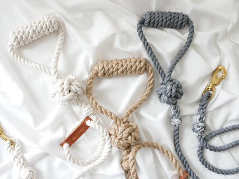 TOOLS FOR THE DOGの手染めドッグリード。直径6mmまたは8mm、長さ1200mmの編みロープで、小型から中型犬に適しています。色むらと手作業の結び目が特徴的な日本製製品。