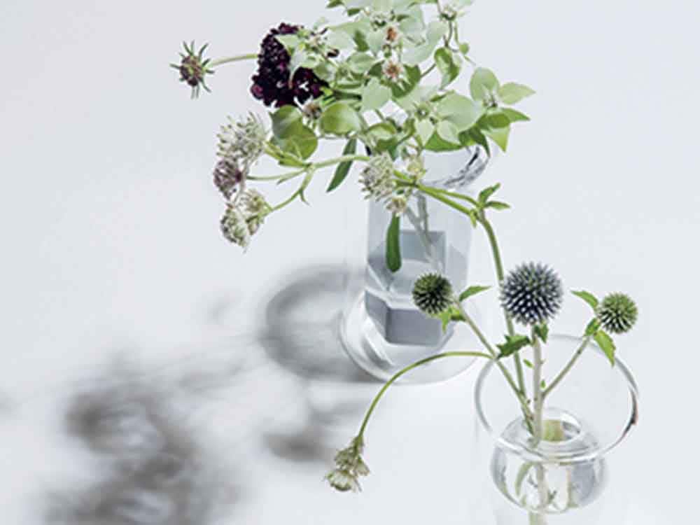 ポッシュリビングのガラス製フロートベースに美しくアレンジされた花束と花器