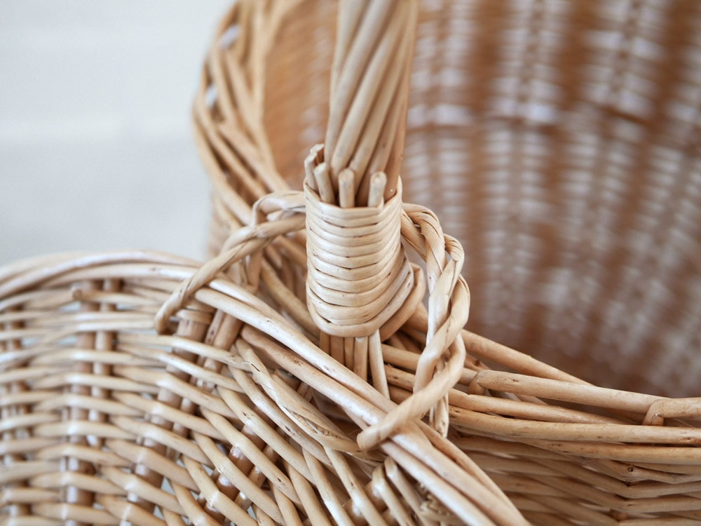 POSH LIVINGのウィッカーバスケット11600。柳素材を使用したハンドル付きの自然なデザインの収納バスケット。