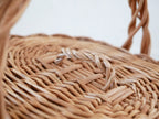 POSH LIVINGの柳製ウィッカーバスケット10584。ハンドル付きで家庭用収納やピクニックに最適なナチュラルデザインのバスケット