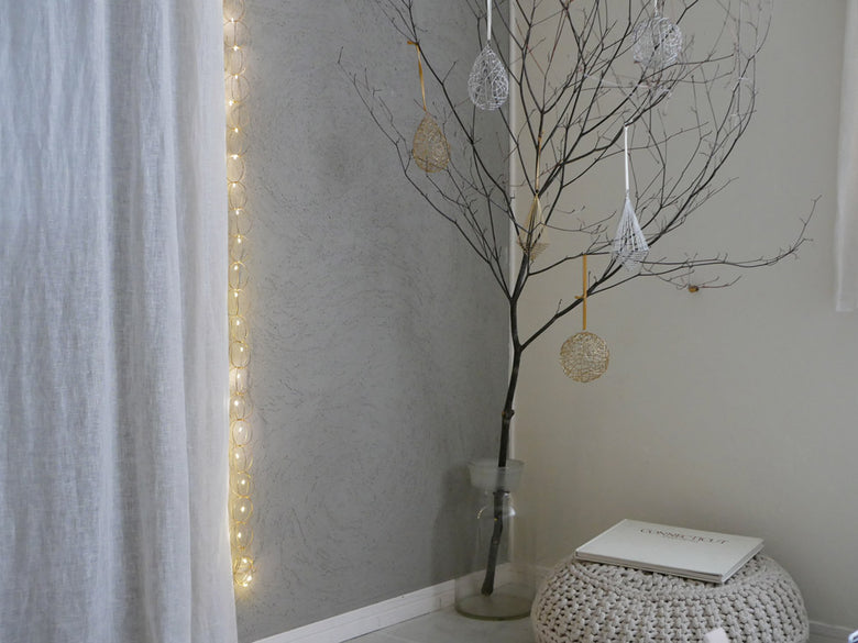 ホーンプリーズ製の銀色LEDライトワイヤーガーランド。自然素材を使用した装飾用カーテン照明。