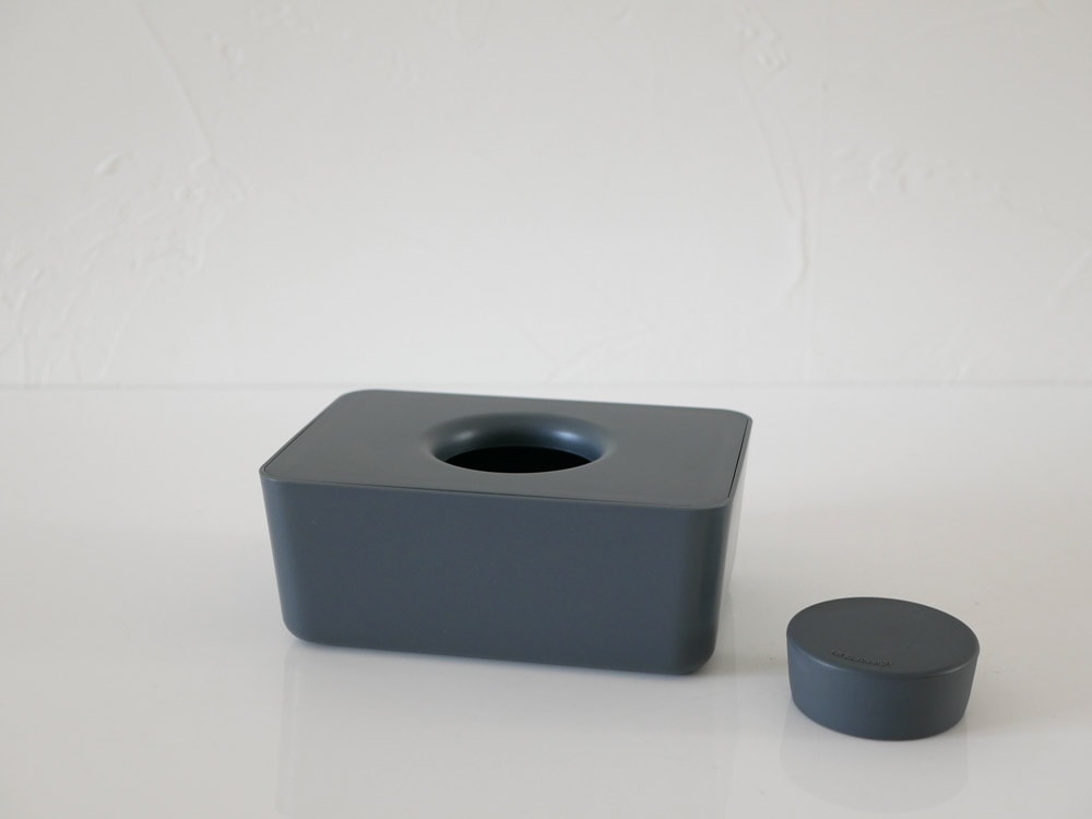 【sarasa design】シリコン蓋付きウェットティッシュホルダー。プラスチック製でスタイリッシュなデザイン。