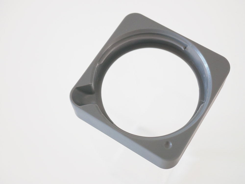 sarasa designの水出しフィルター付きウォータージャグ。銀色のプラスチックボディにニッケル仕上げのスピーカーデザインが特徴です。