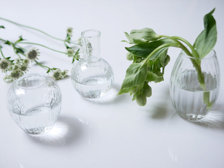 ホーンプリーズリューズガラスのフラワーベースに花束