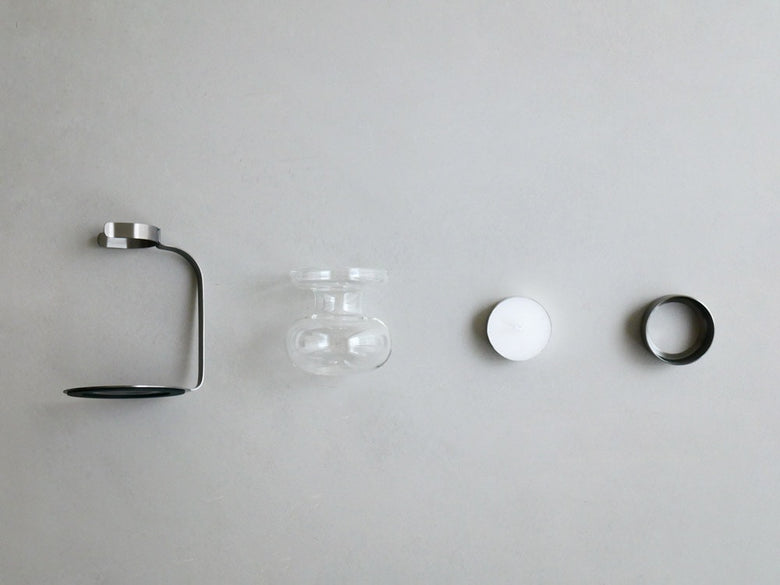 銀色ステンレス製アロマオイルウォーマーとガラスカップ