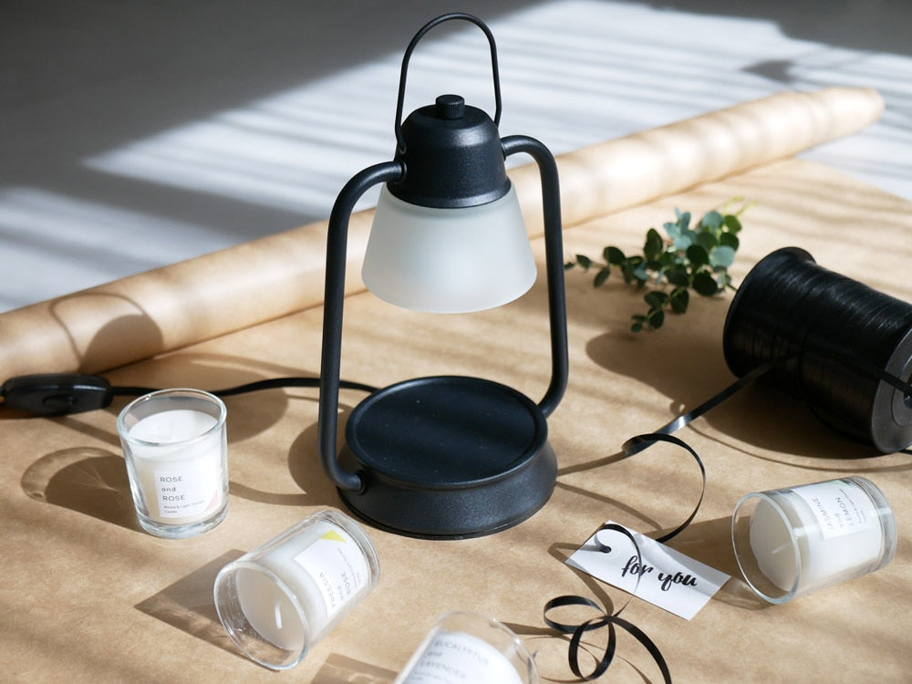 ランタンと共に置かれたカメヤマキャンドル 香るキャンドル S