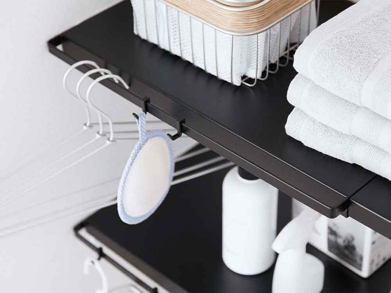 タワー伸縮棚板がつっぱり棒に設置されたキッチン用棚