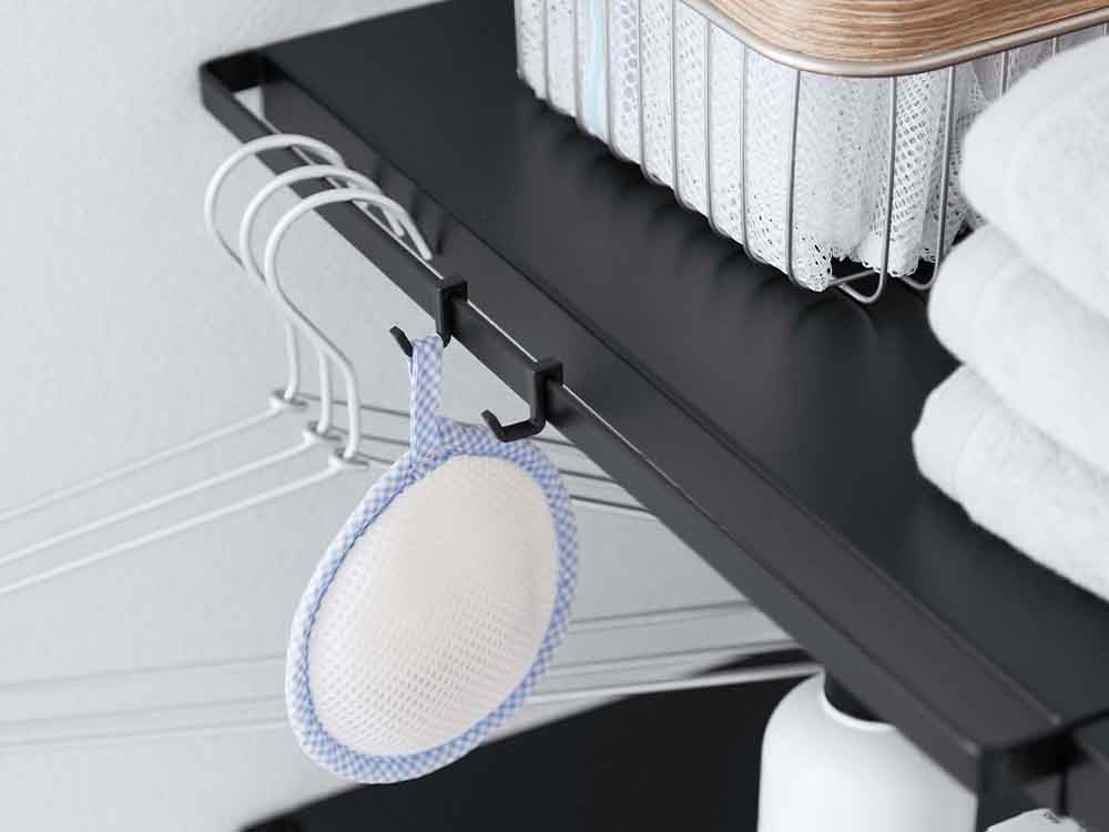 つっぱり棒に取り付けられたYAMAZAKI/towerの棚板2枚