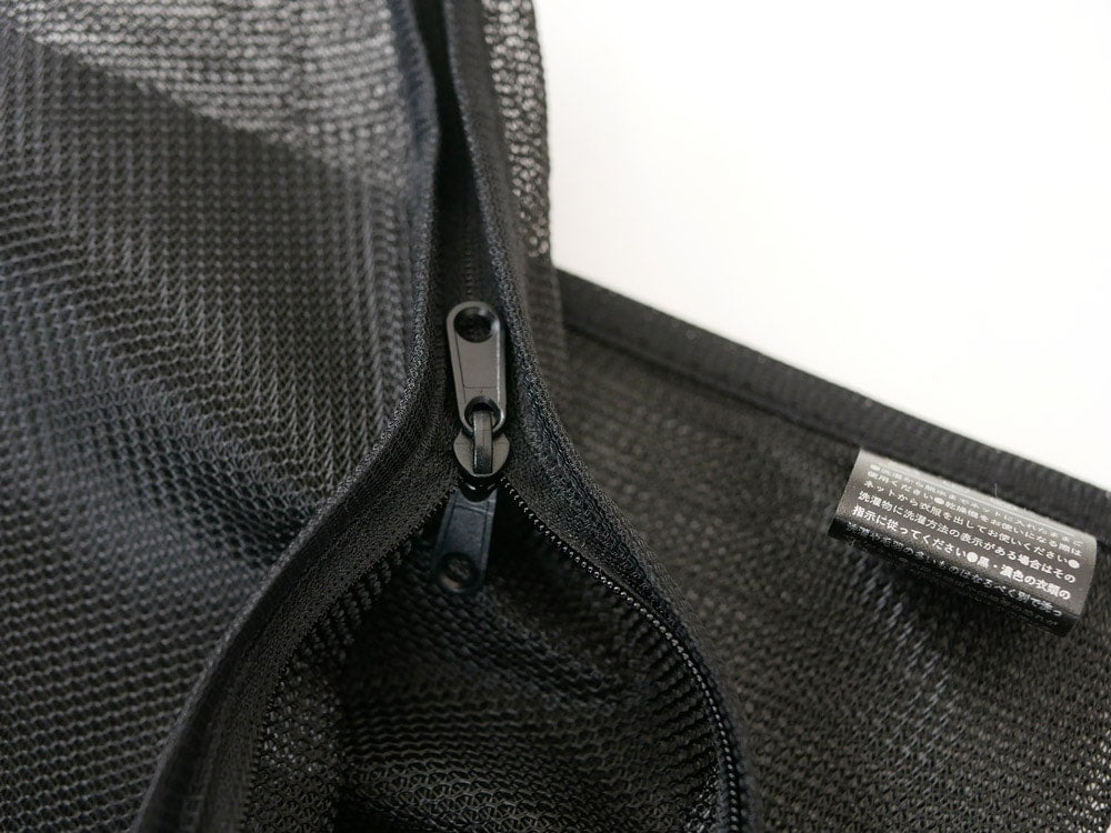 サラサデザインのグレーとシルバーのメッシュフラットリバーシブルランドリーネット。ポリエステルとラテックス素材で家庭用洗濯に最適です。