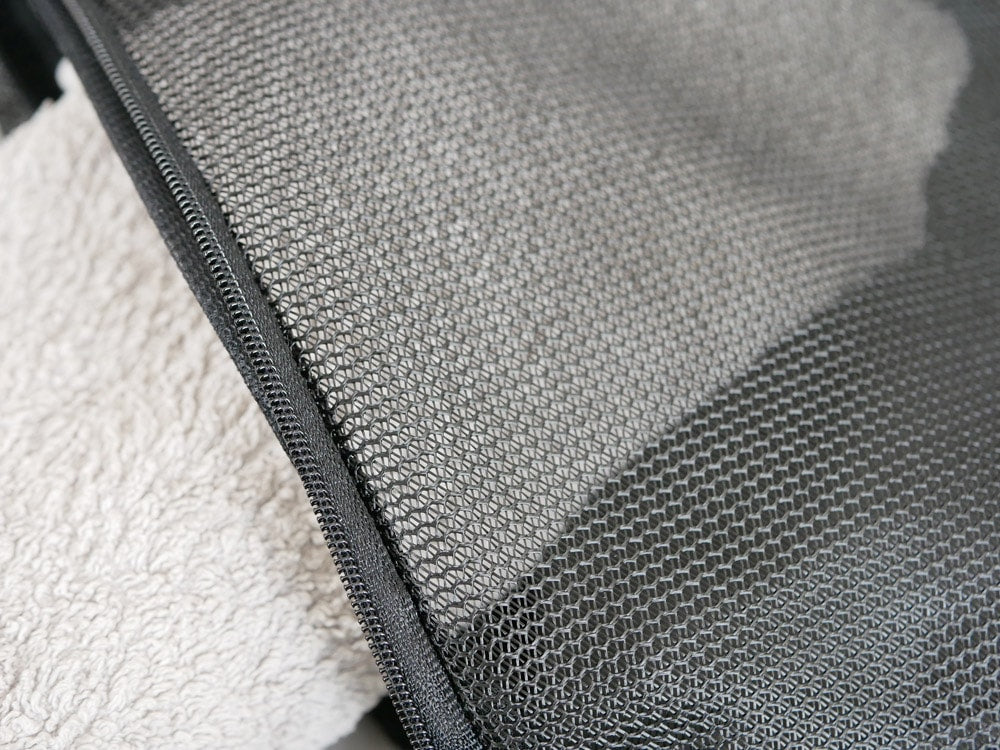 サラサデザインのグレー色ランドリーネット。ポリエステル製のメッシュ素材で衣類を洗濯中に保護します。