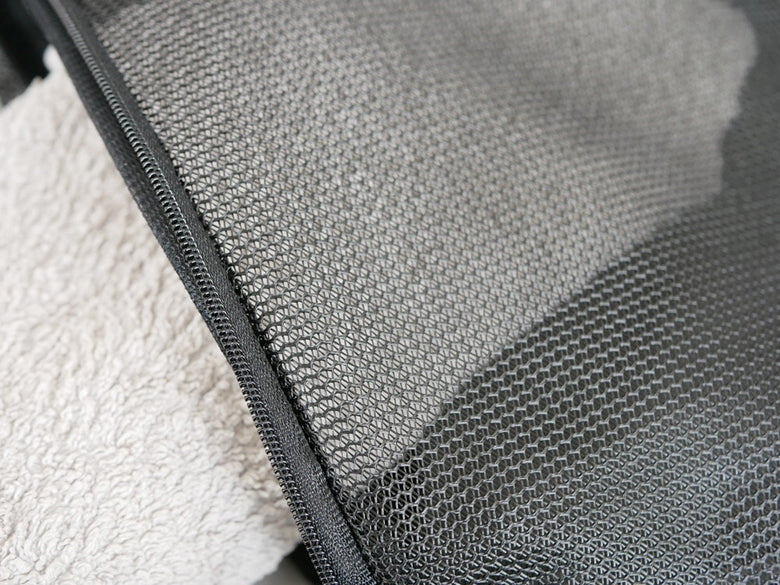 【sarasa design/サラサデザイン】グレーとシルバーのメッシュ素材を使用したバッグタイプのランドリーネット