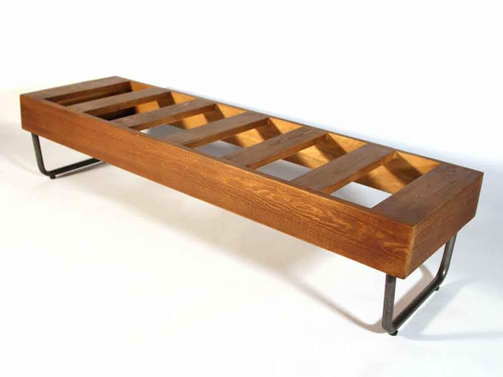 ブラウンの無垢材製アウトドアベンチ