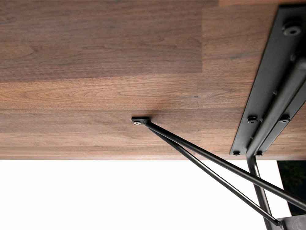 アデペシュ製ウォルナット仕上げダイニングテーブル