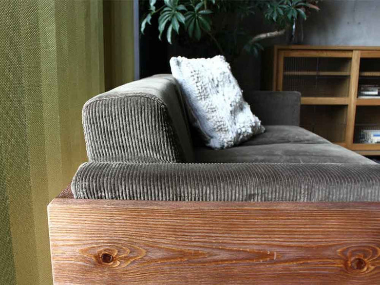 木のフロアに置かれたa.depecheウォーム3人掛けソファ