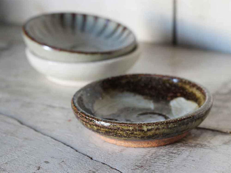 a.depecheの手作り陶器豆皿、白地に模様