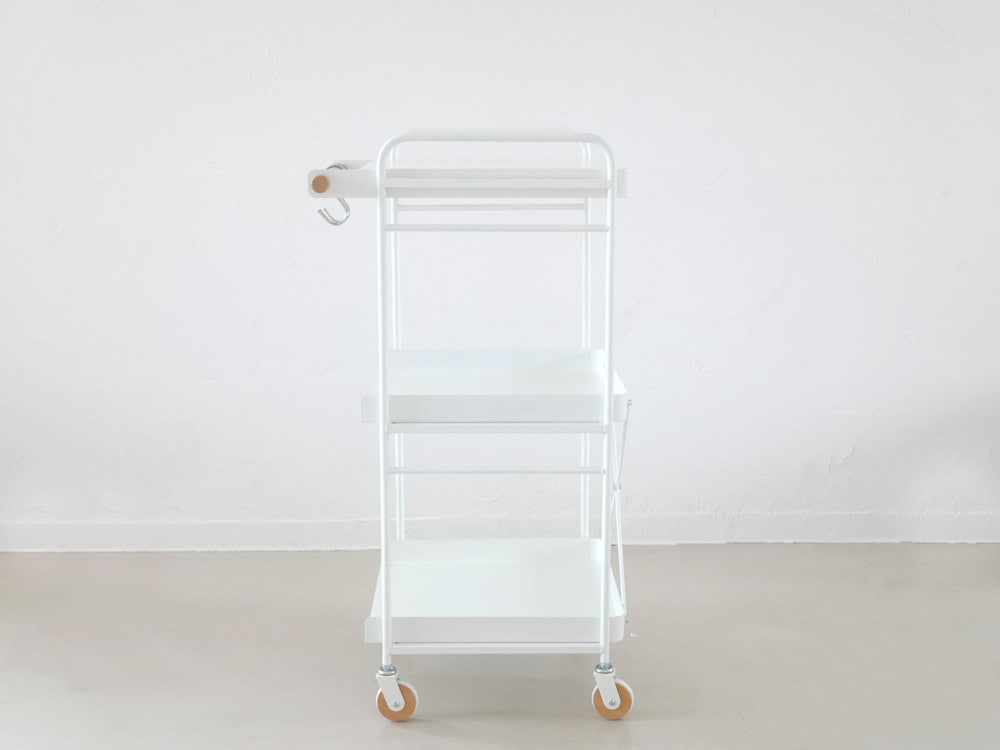 鉄製フレームと木製ハンドルのキッチンカート