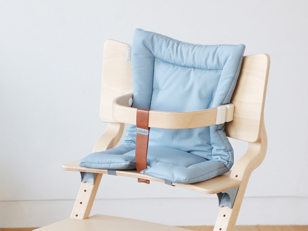 Leanderアクセサリークッションとアームレスト、木床上