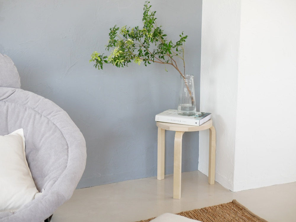 アルテックのバーチ材製スツール60がリビングルームに配置された木製の椅子