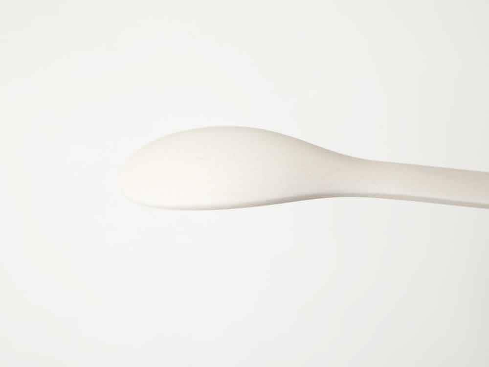 白いバンブーメラミンのスプーンとフォーク