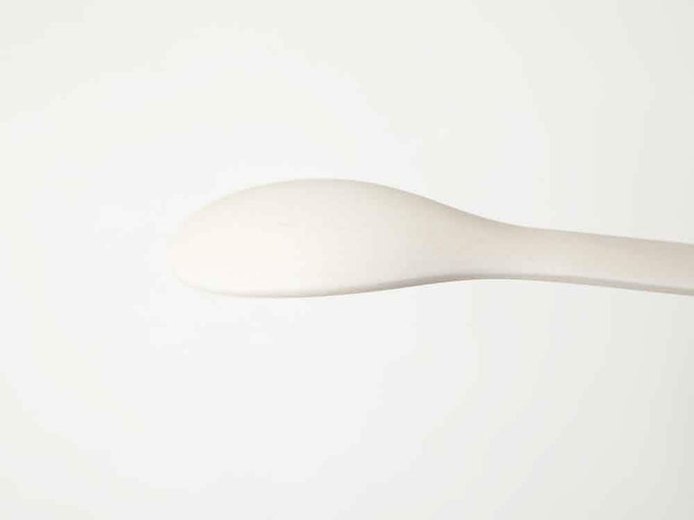 白いバンブーメラミンのスプーンとフォーク