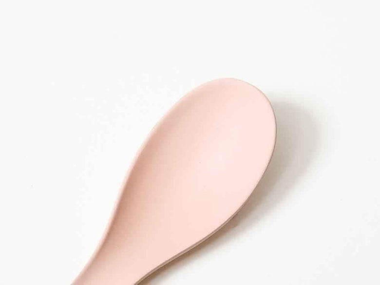 ピンクのバンブーパメラミンスプーンとフォーク