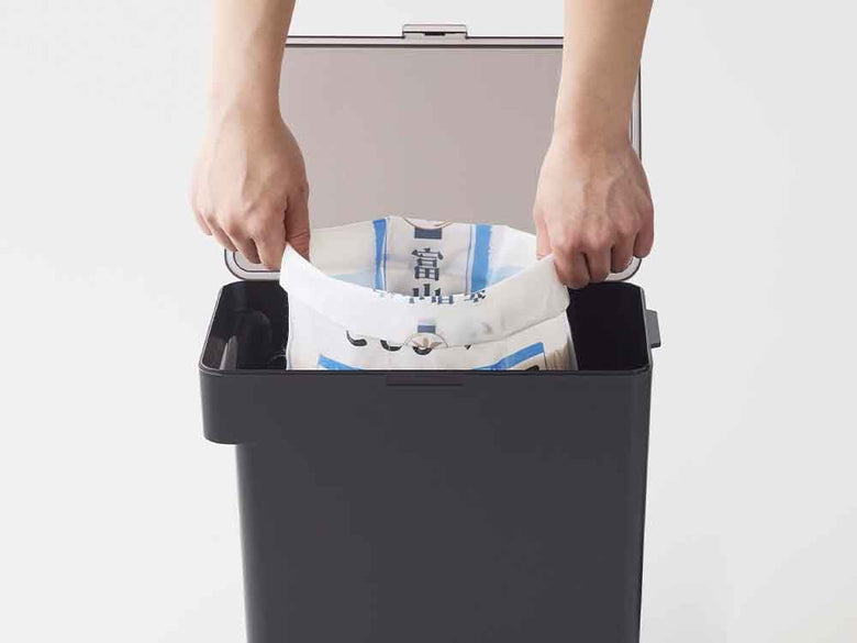 グレーのプラスチック製密閉米びつと計量カップ