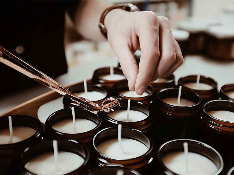 炎を灯したFARIBOLESアロマキャンドル140g