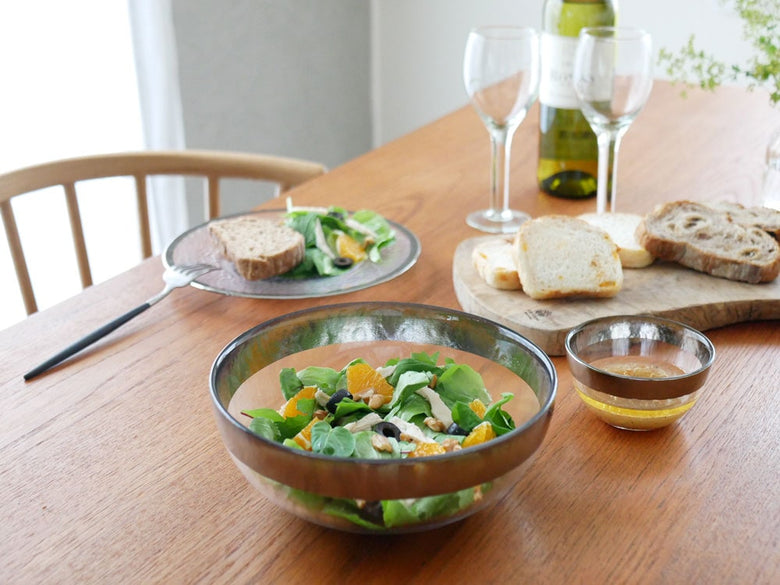 ダルトン製オーボボウルと野菜が並ぶ食卓