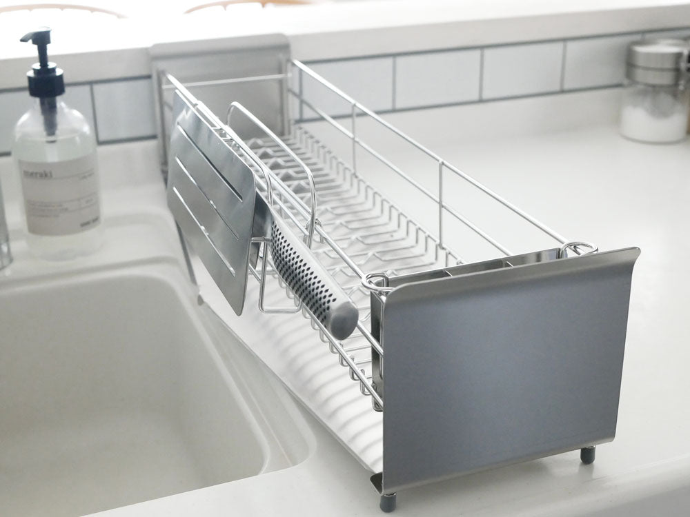 シンクに置かれたUtaUの包丁・まな板スタンド