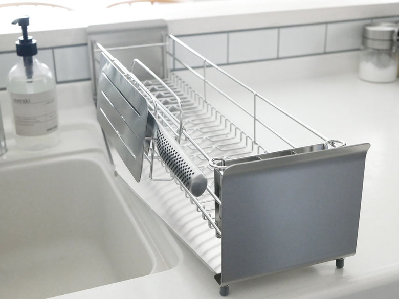 シンクに置かれたUtaUの包丁・まな板スタンド