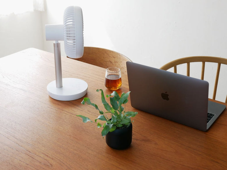 スリーアップの充電式スマートファンが机に設置されています