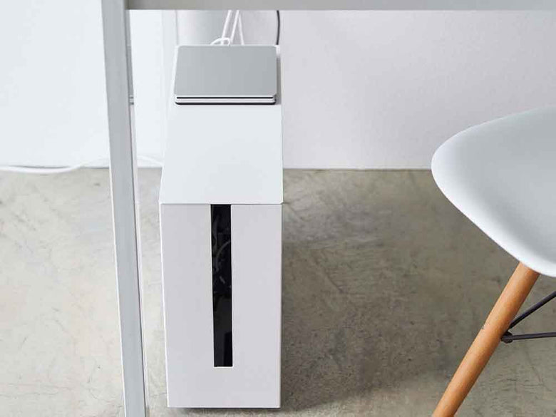 キャスター付きグレーのケーブル収納ラック