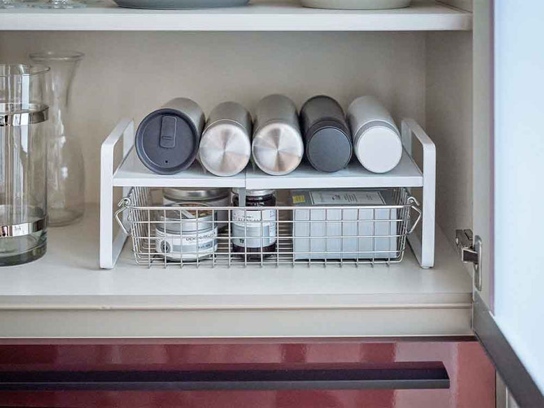 キッチンの棚に置かれたタワー2段伸縮収納ラック