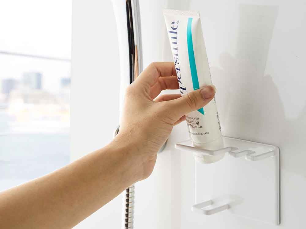 タワーのマグネット式歯ブラシホルダー