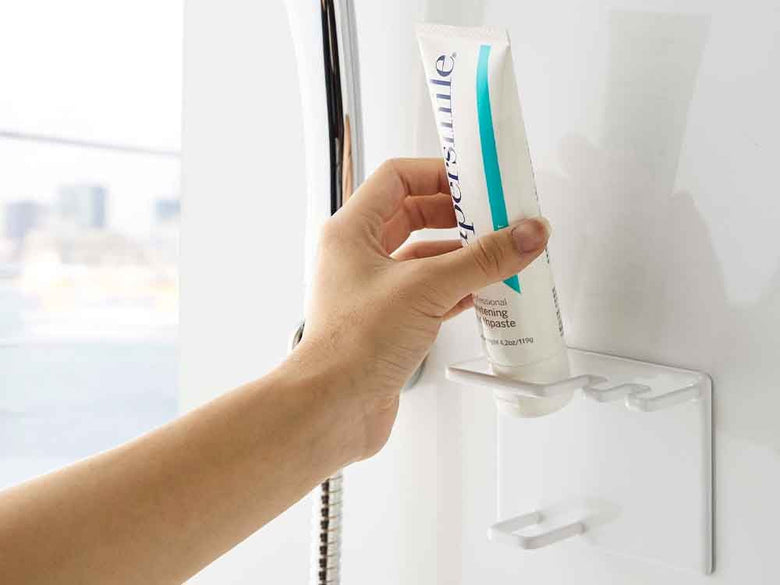 タワーのマグネット式歯ブラシホルダー