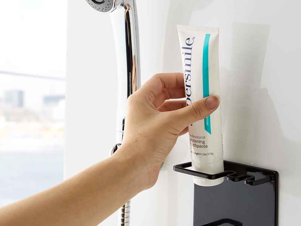 マグネット式トゥースブラシホルダーが浴室の壁に設置されている様子
