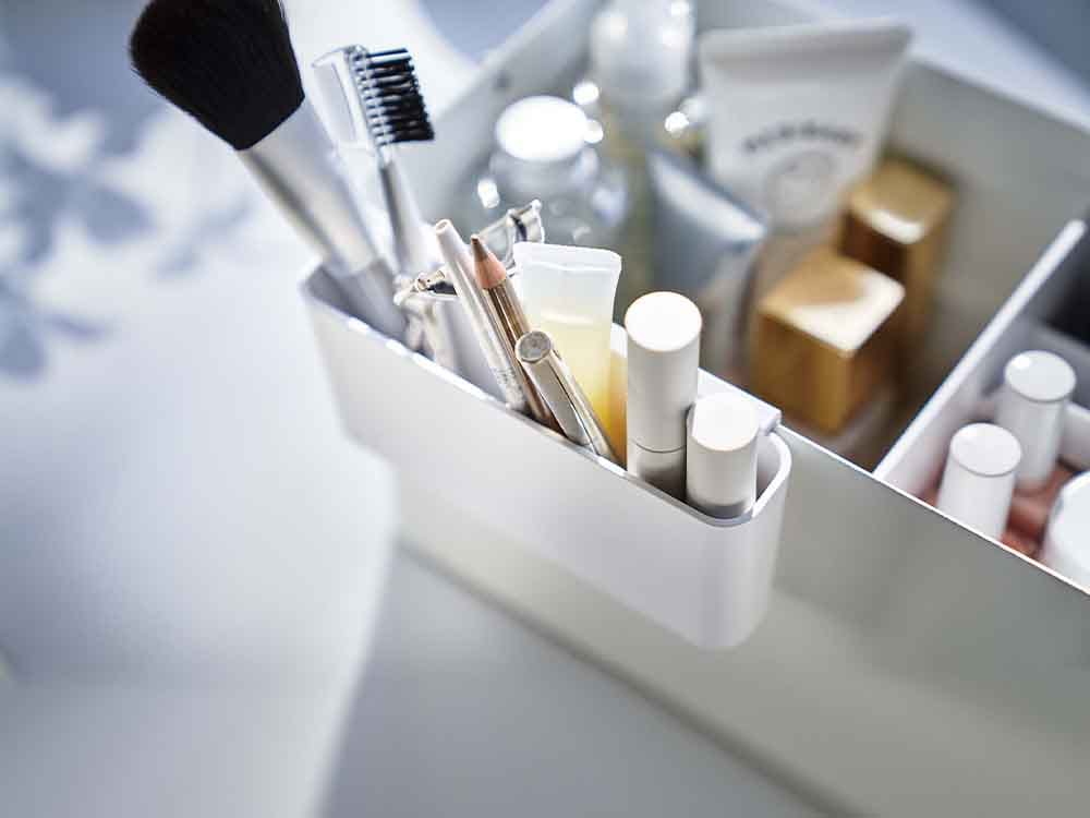 YAMAZAKIタワーのメイクボックスと美容用品