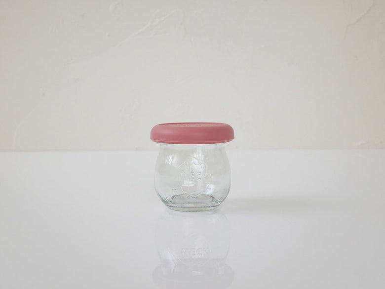 ピンクのプラスチック製メイソンジャーとシリコンキャップ