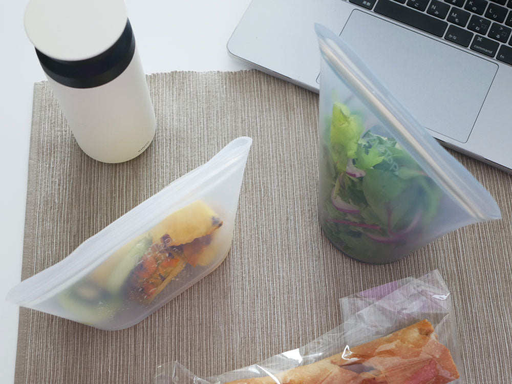 Zip Topジップトップディッシュの透明なプラチナシリコーン製食品保存容器。複数サイズがあり、蓋付きで食洗機や電子レンジに対応しています。