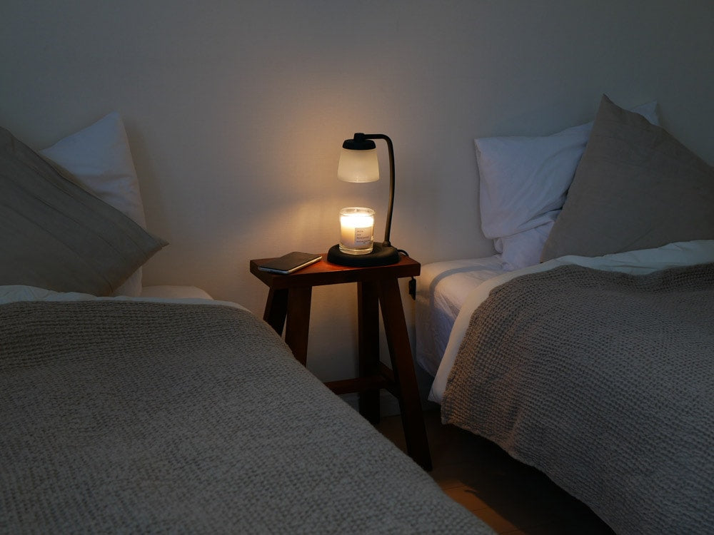 カメヤマキャンドルLがランプの上に置かれた写真