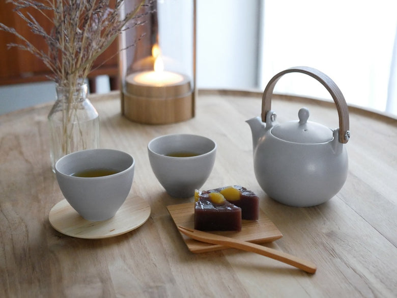 SALIUサリュー結YUIデザインの白磁急須とカップ