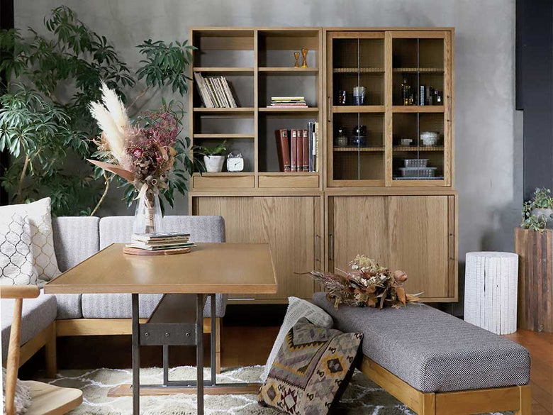 アデペシュcadealブックケースがリビングに配置された室内