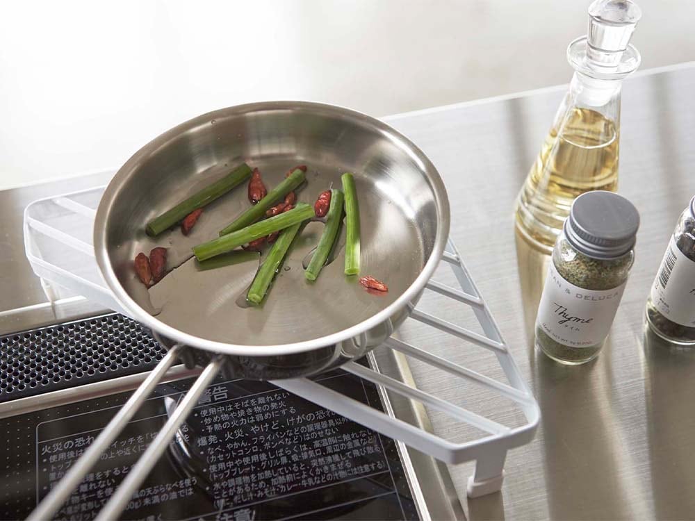 YAMAZAKI/tower製コンロコーナーラック、キッチン用調理器具トレー、サイズ約22×22×5cm